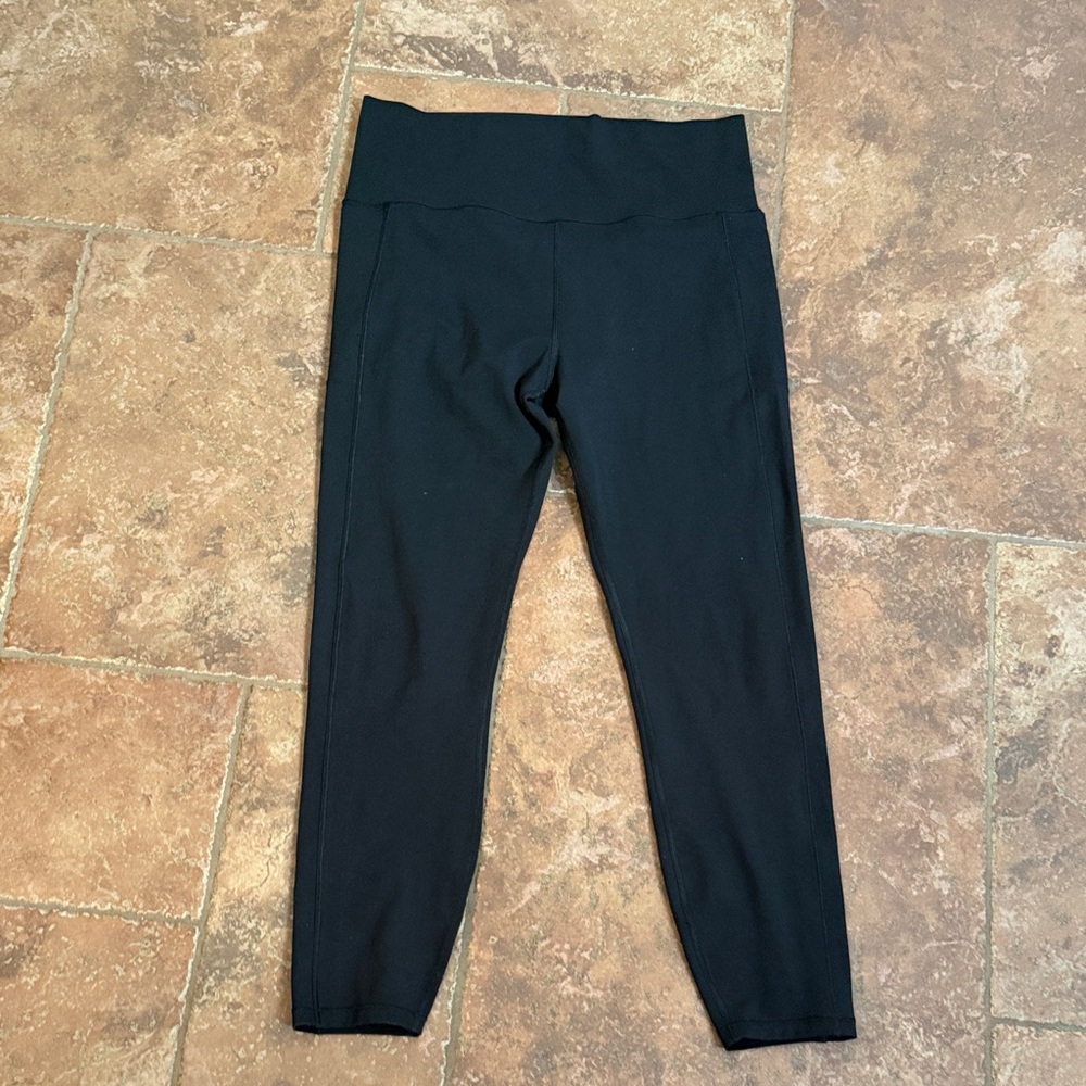 Vuori black studio pocket leggings size L excellent condition